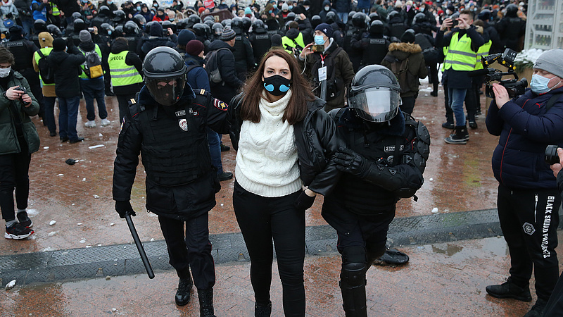 Közel 3500 Navalnij-párti tüntetőt vittek el a rendőrök