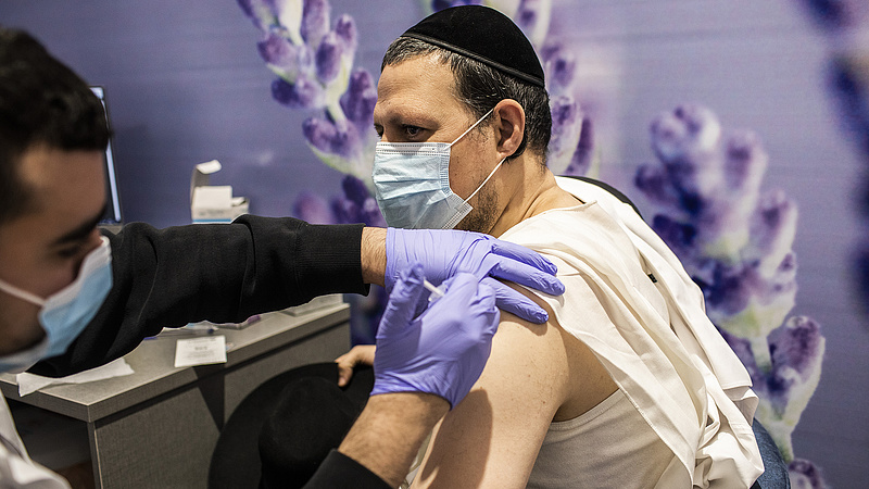 A tömegesen oltó Izraelben a vakcinahiány nem, a mutáció okoz problémákat