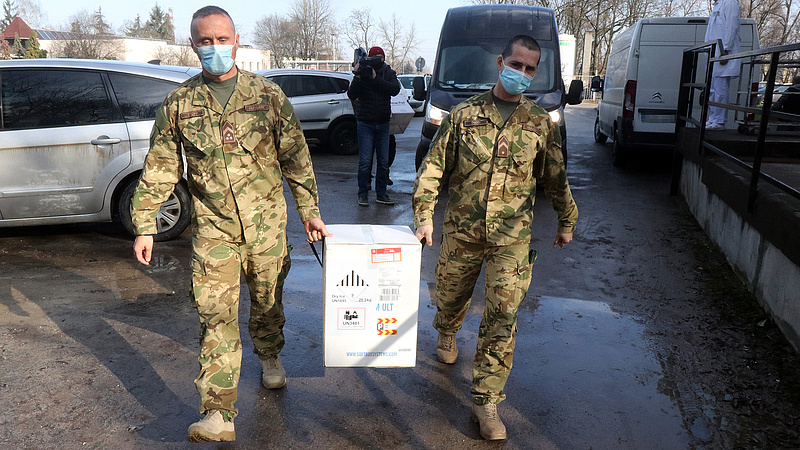 Koronavírus: újabb kétszáz katonát vezényelnek a kórházakba