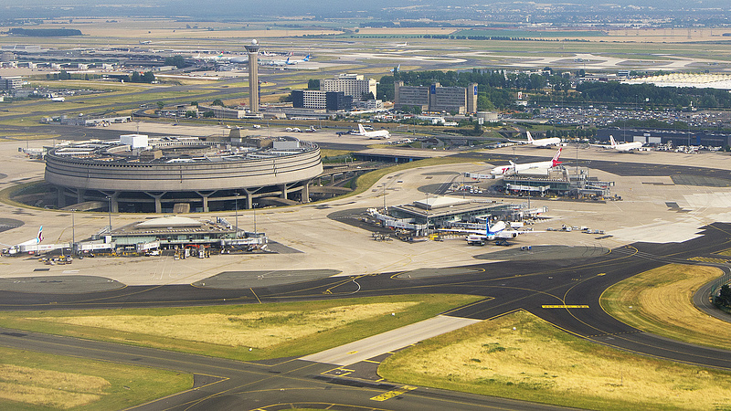 Nem lesz új terminálja a párizsi nagy reptérnek