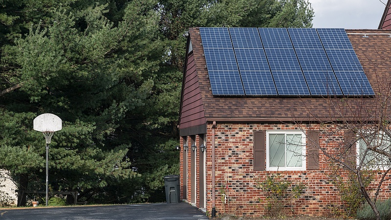 30 millió napelemes háztetőt követelnek
