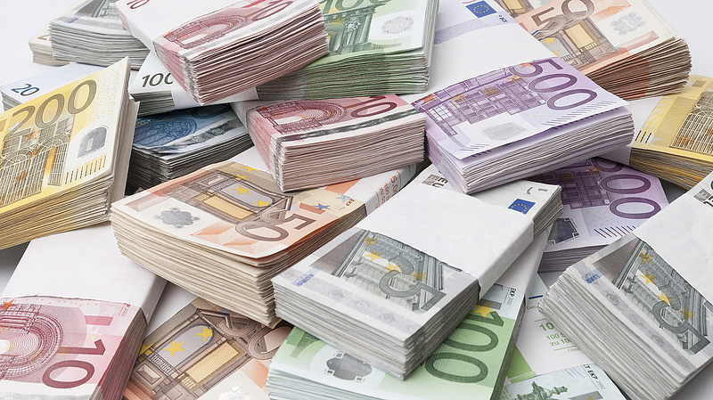 Nem hívta le a kormány az EU milliárdos bértámogatását, figyelmeztet az MSZP