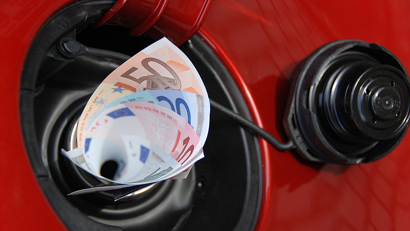 Melyik benzinkutakra menekülhetnek a magyar autósok, ha pár ezer forintot spórolni szeretnének?