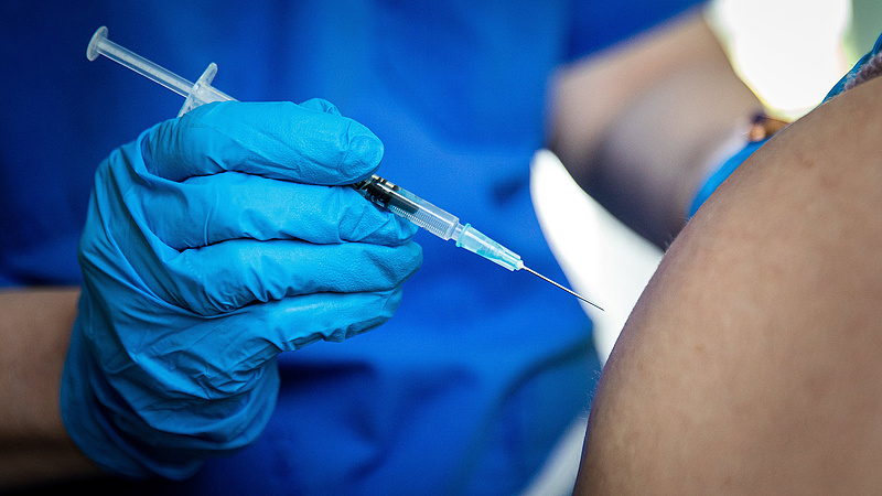 Fontos bejelentés érkezett a Pfizer-vakcinákról, kibővül a gyártás
