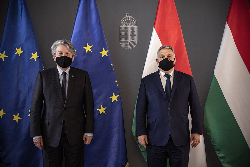 Orbán Viktor az oltóanyaggyártásról egyeztetett az illetékes uniós biztossal