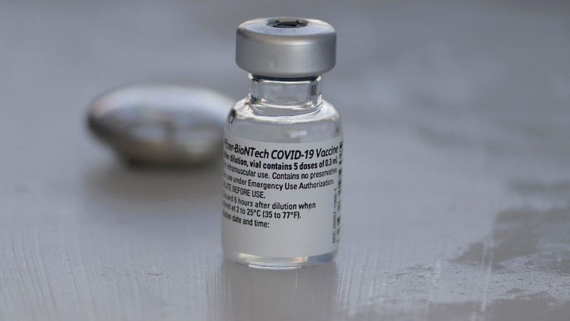 A brit kormány már a harmadik dózishoz rendelt 60 millió adag Pfizer-vakcinát