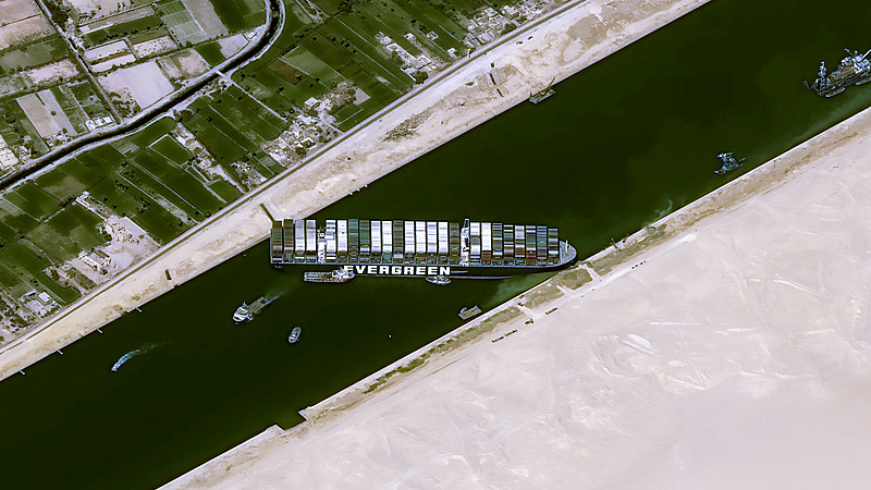 Sokmilliós kár, a végére játék lett Szuezi-csatornában fennakadt hajó