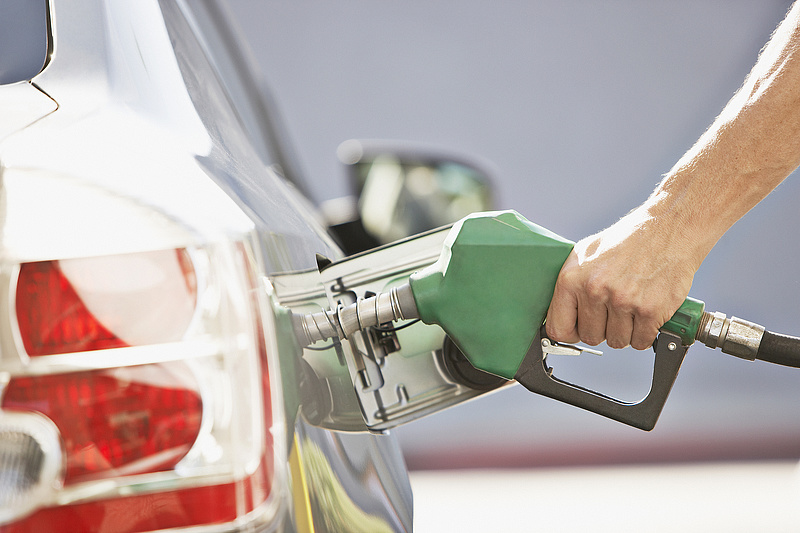 Egy nagy ugrással 440 forint fölé emelkedik a benzin és a gázolaj ára is szeptembertől