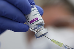 Koronavírus: jó hírek jöttek a Pfizer és az AstraZeneca vakcináiról