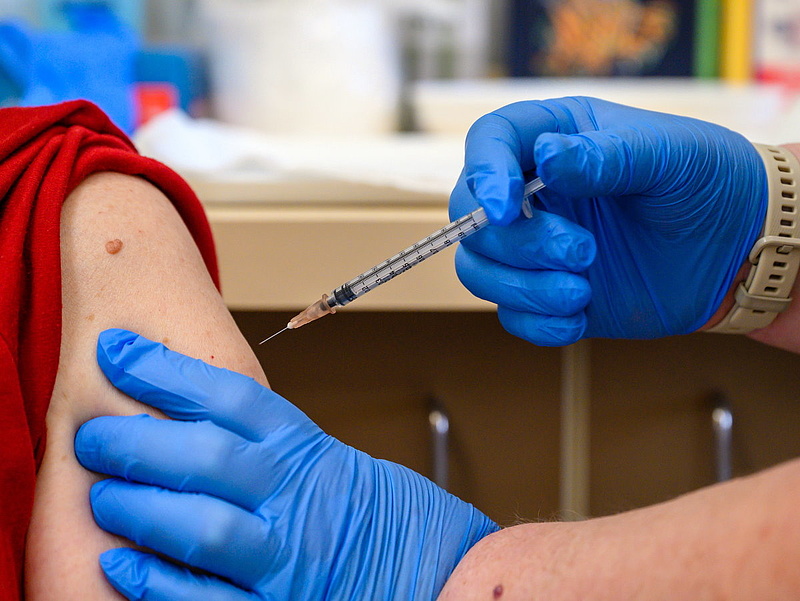Vakcinaregisztráció: elmaradt a roham, tízből négy 16-18 év közötti jelentkezett oltásra