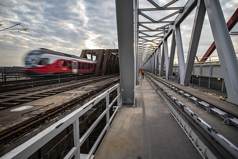 1000 tonnát engedtek a új vasúti hídra