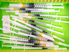 Szakértők: harmadik oltás kell mindenfajta vakcinából!