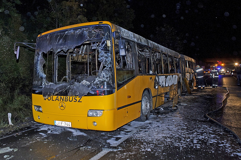 Az M7-esen kiégett busz - fotók