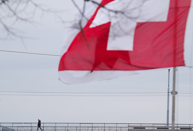 Mentik a bajba jutott svájci nagybankot, enyhül a pánik