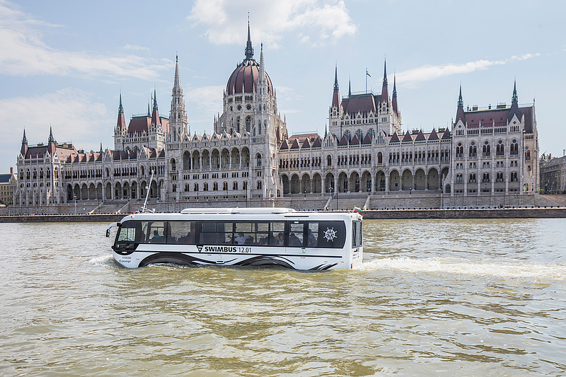 Meghódítja a világot a magyar tervezésű kétéltű busz