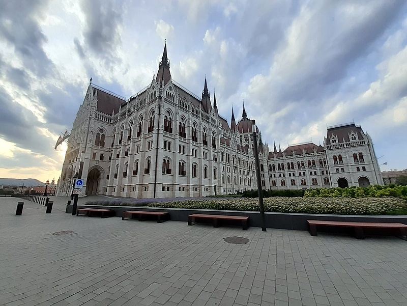 Uniós pénzek: összeül a magyar parlament
