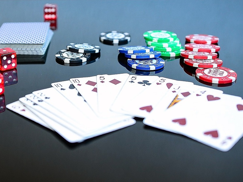 Már a pókerpartnereiben sem bízhat a bajba került milliárdos