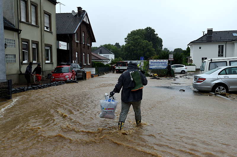 Németországban tovább nőtt az árvíz halálos áldozatainak a száma, Merkel a térségben tájékozódik