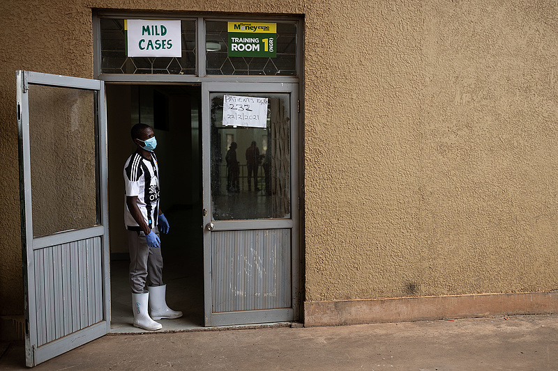 Új autókat kaptak a politikusok, de a vakcinavásárlásra nem futja Ugandában