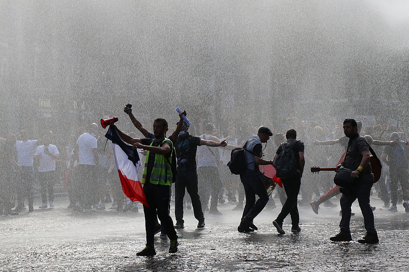Könnygázzal oszlatják a járványügyi korlátozások miatt tüntetőket Franciaországban