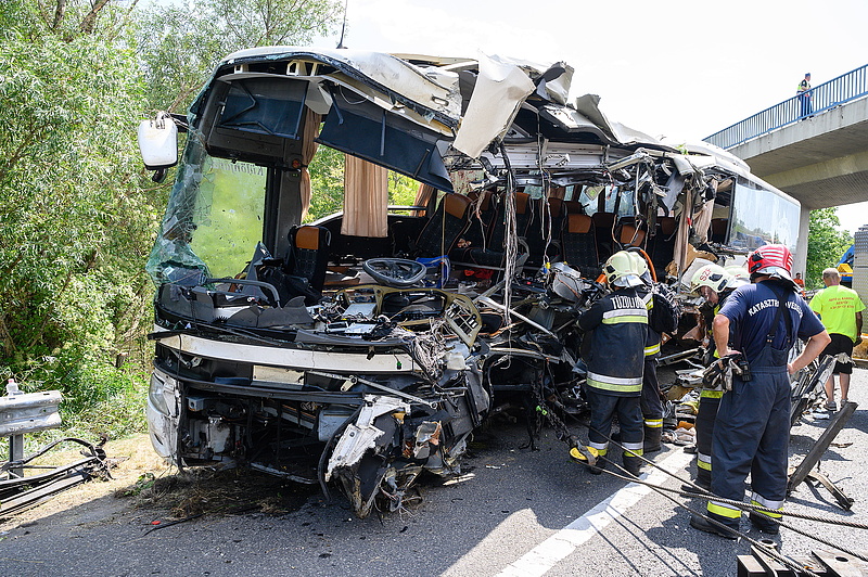 Valószínűleg kivédhetetlen volt az M7-esen történt buszbaleset egy szakértő szerint 