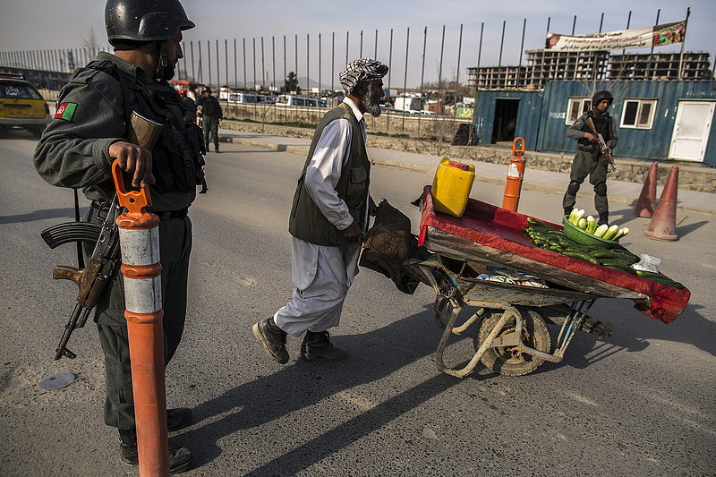 Afgán-krízis: új menekültügyi csomagról, áttelepítésről beszélt az EU-biztos