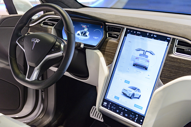 Ismét több százezer autót hív vissza a Tesla