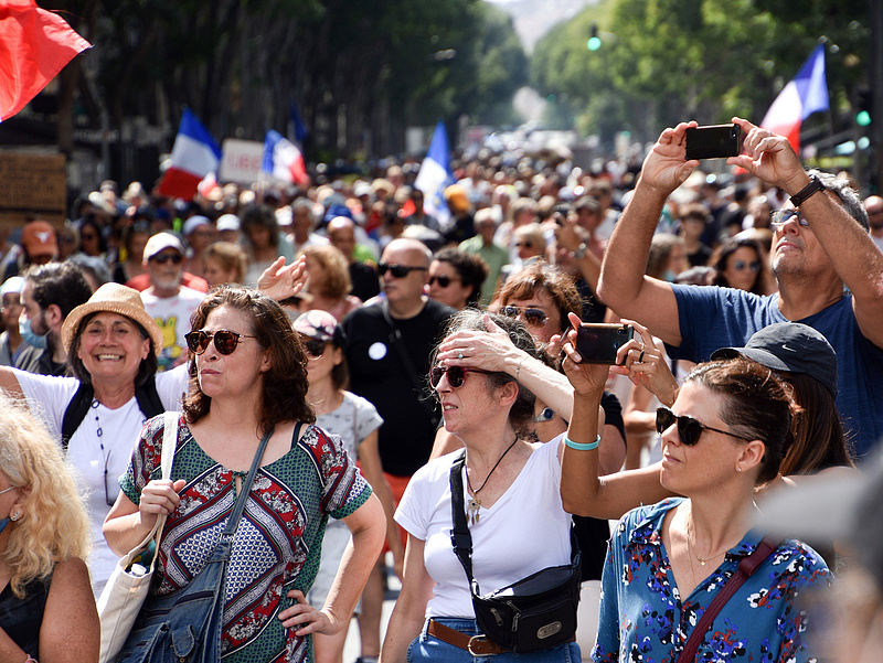 Folytatódtak a védettségi igazolás elleni tüntetések Franciaországban
