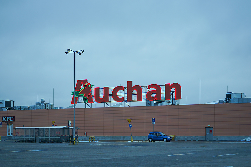 Tűz alatt az Auchan és a Decathlon, még Zelenszkij is bírálta őket