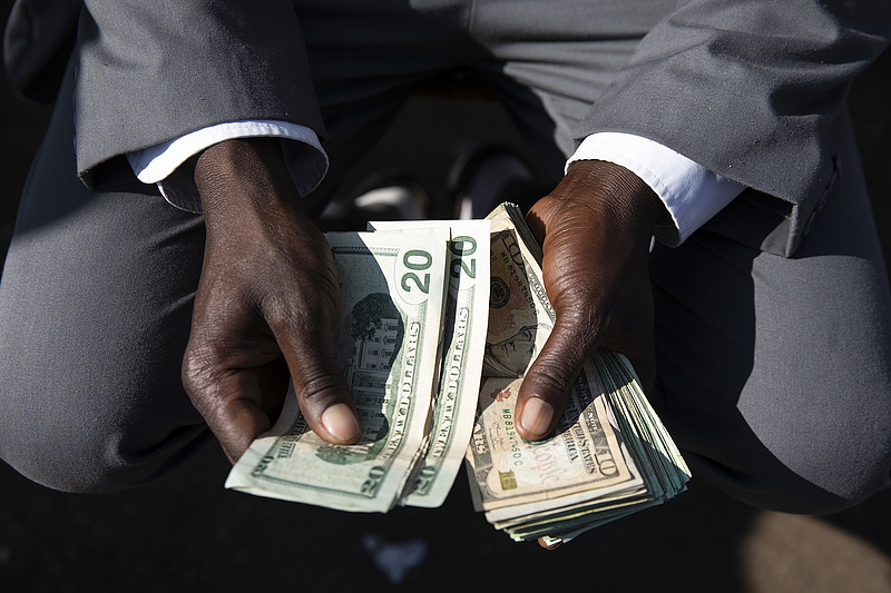 Zimbabwe teljesen befagyasztja a banki hitelezést