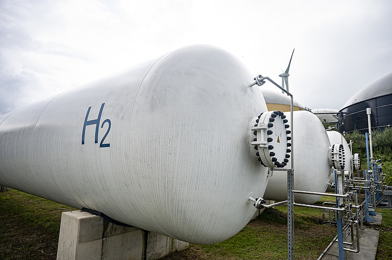 Megérkezett az első zöldhidrogén előállítására képes berendezés Magyarországra