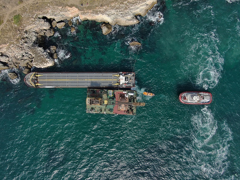 Megállíthatatlanul szivárog a műtrágya egy tartályhajóból Bulgáriánál