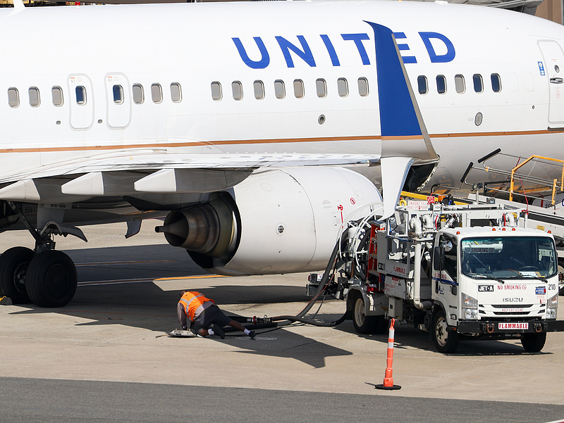 Büntetést kapott a United Airlines az utasok "fogságba ejtése" miatt