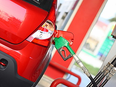 Drága marad az üzemanyag, mert a magyarok nem hajlandóak az autót letenni 