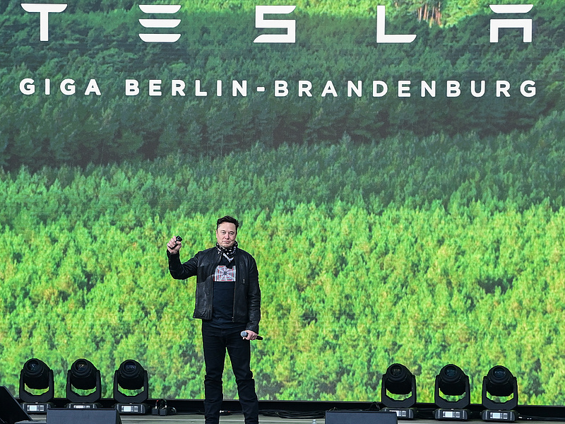 Hamarosan kigördül az első autó a Tesla európai gyárából