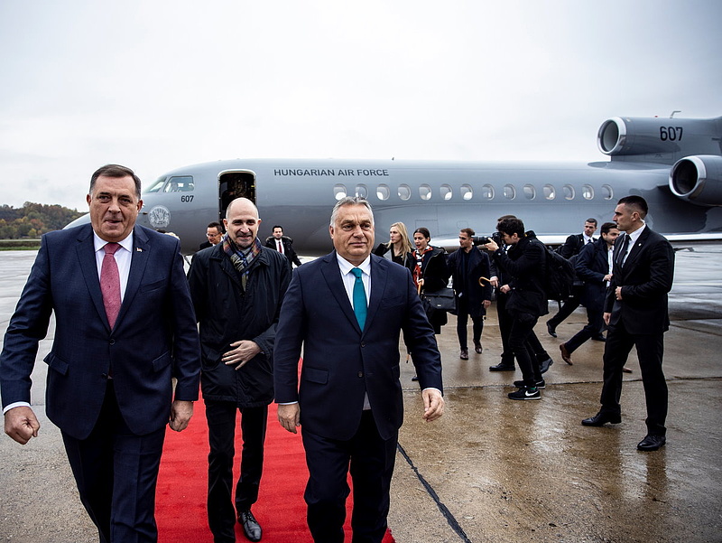 Két különgéppel repült a magyar kormányzati delegáció Üzbegisztánba