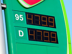 Nagy kockázatot vállalna a kormány az üzemanyagok árának elengedésével