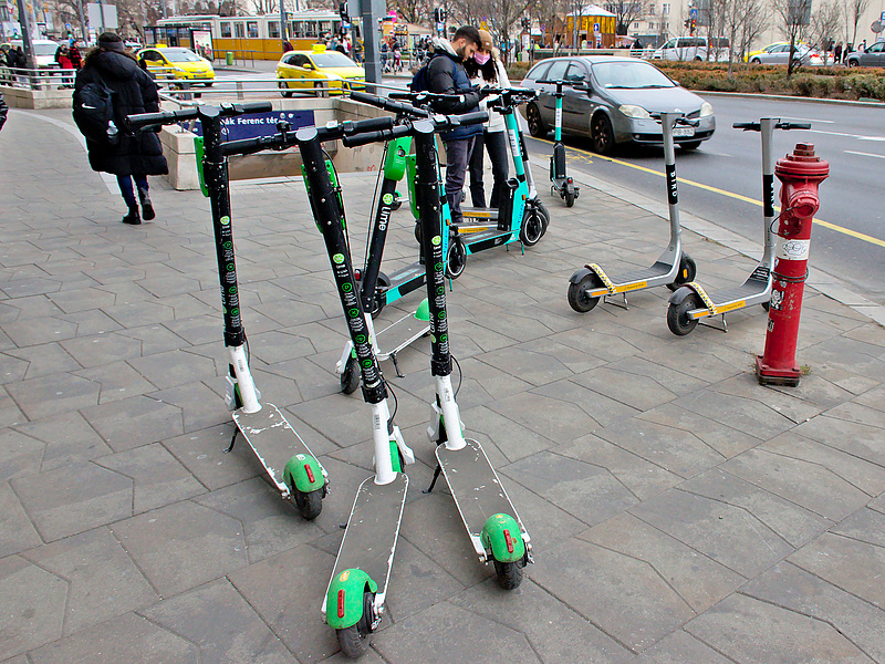 Jön a szigor az elektromos rollerek és a bérelt kerékpárok ellen Budapesten