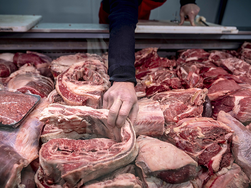 Egyre kevesebb hús kerül a magyar boltok polcaira