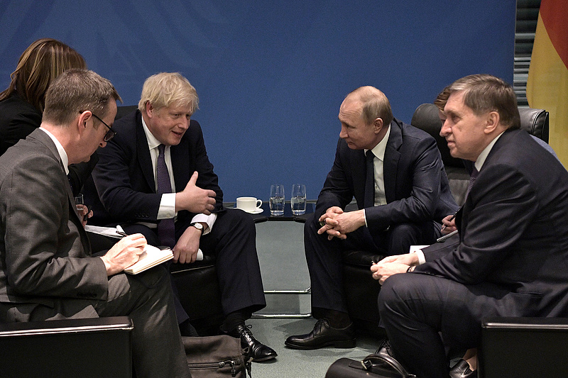 Boris Johnson és Vlagyimir Putyin is tárgyalóasztalhoz ül