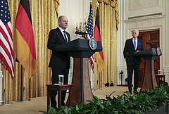 Scholz nem akarta levenni a keresztvizet az orosz gázról, Biden megtette helyette