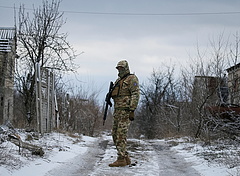 Mindkét fél szerint tüzelnek a katonák az ukrán-orosz határnál, a piacok ismét árazzák a konfliktust