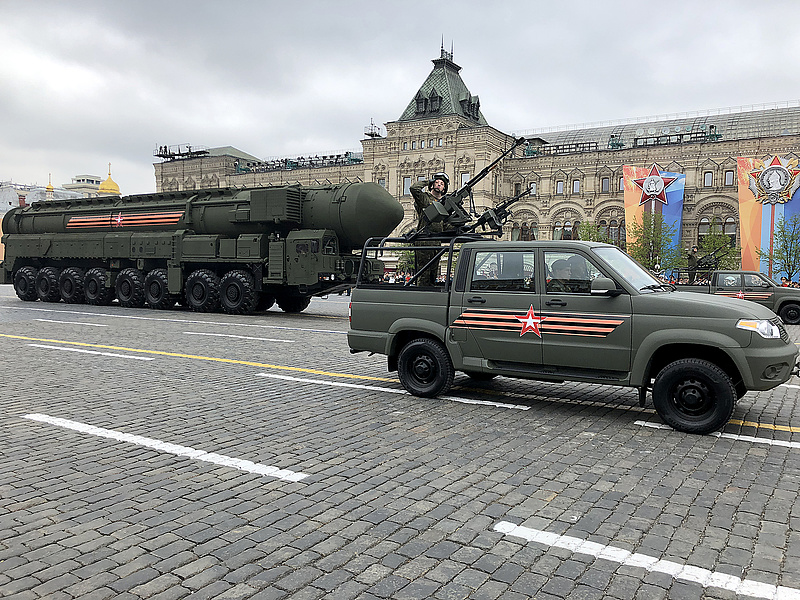 Az oroszok nukleáris rakétákat vonultatnak fel miközben békés rendezést kérnek a Nyugattól
