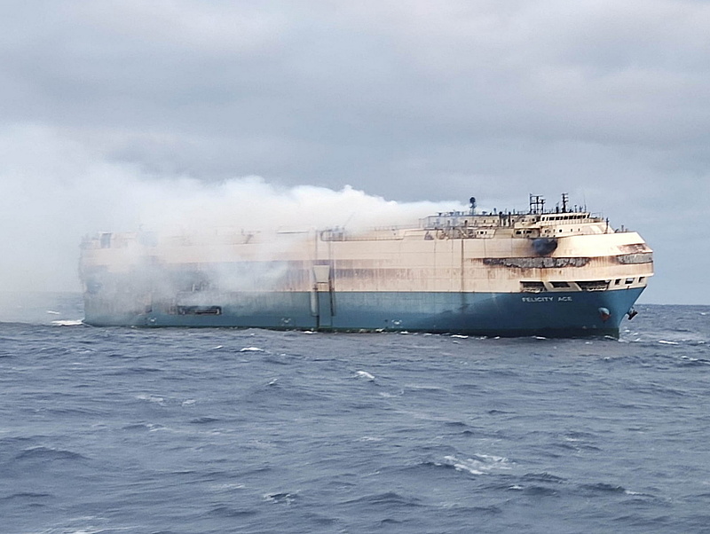 Kicsit alábbhagyott a tűz a luxusautókat szállító teherhajón