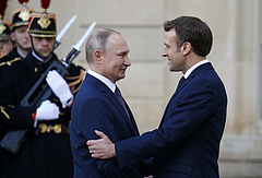 Macron nem kérte, Putyinék hazudnak