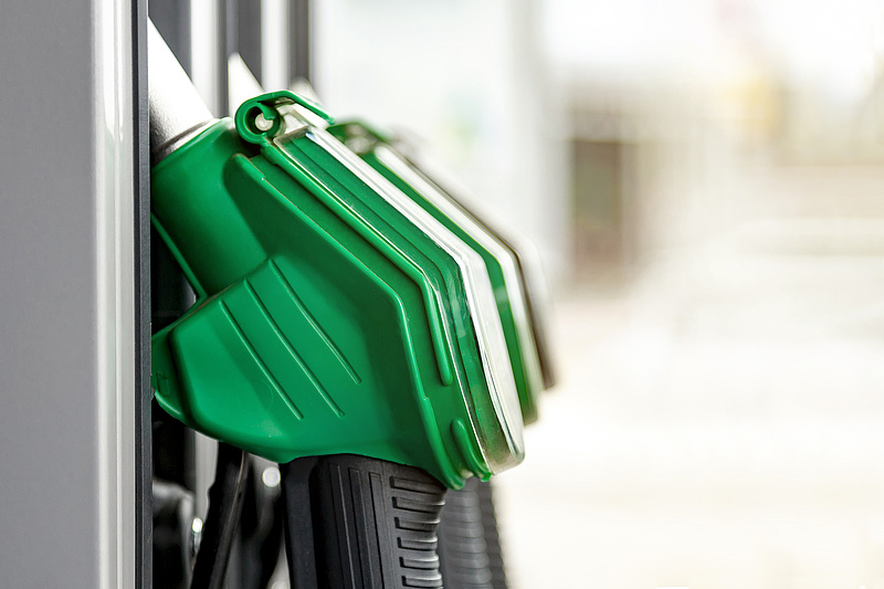 Itt a bejelentés: 52 százalékkal csökken az üzemanyagok egyik díjtétele