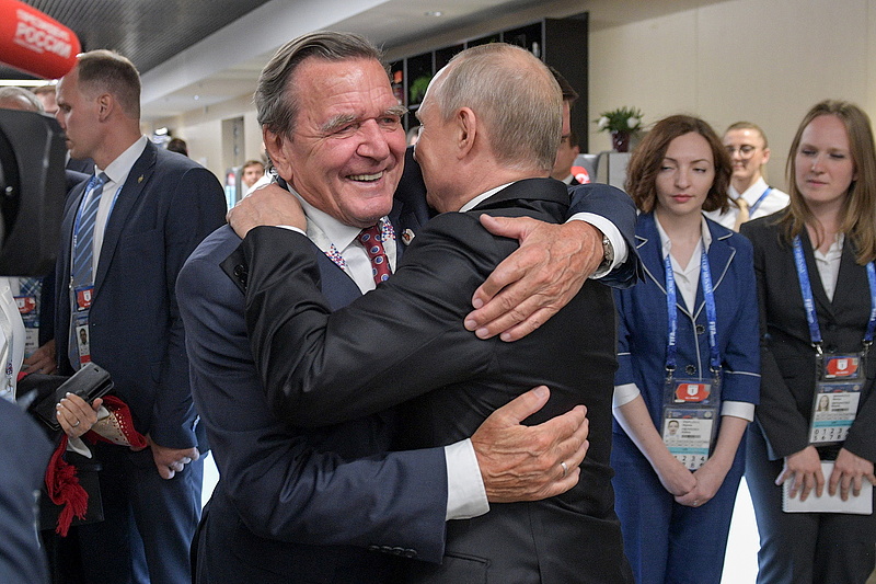 Schröder szerint Putyin tárgyalna a békéről