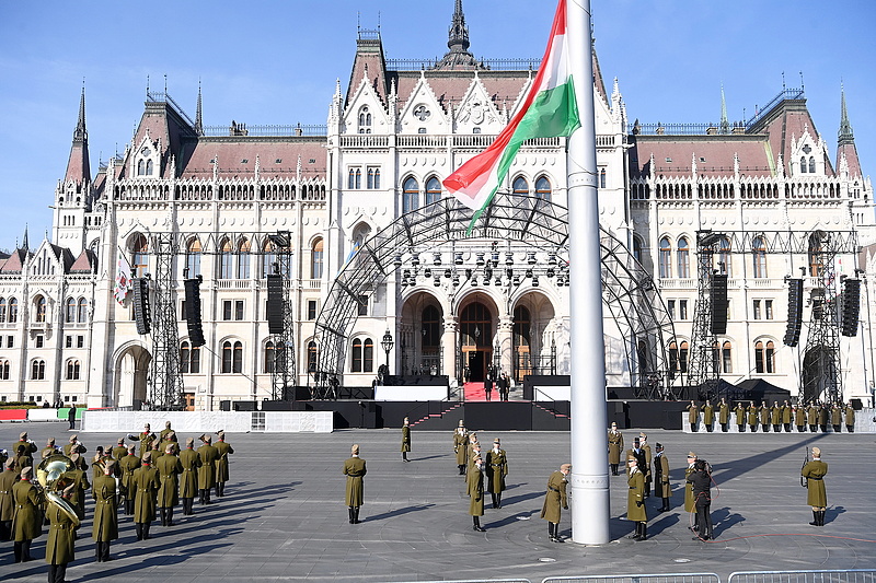 Felvonták az ünnepi lobogót Budapesten