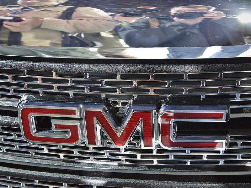 Vakító fényszórók miatt hív vissza SUV-okat a GM