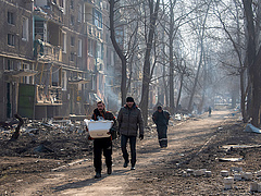 Lakott területeket lőnek az oroszok, ötezer halott Mariupolban